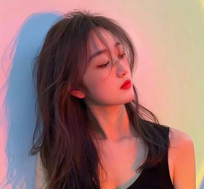 仰望天空的少女瞳中映照的世界